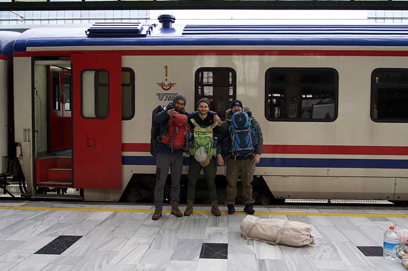 Ravi, Benni und Henning am Bahnhof