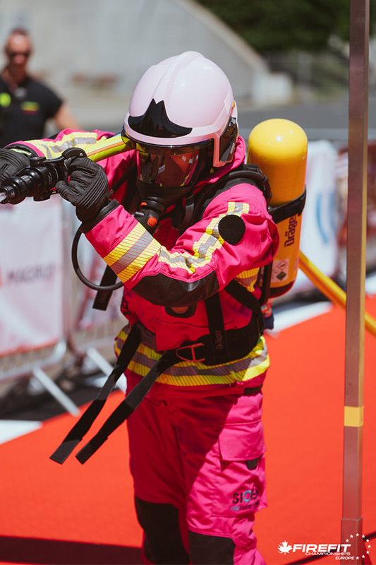 Pink Firefighter Vendelin auf dem FireFit Parcours in Hannover