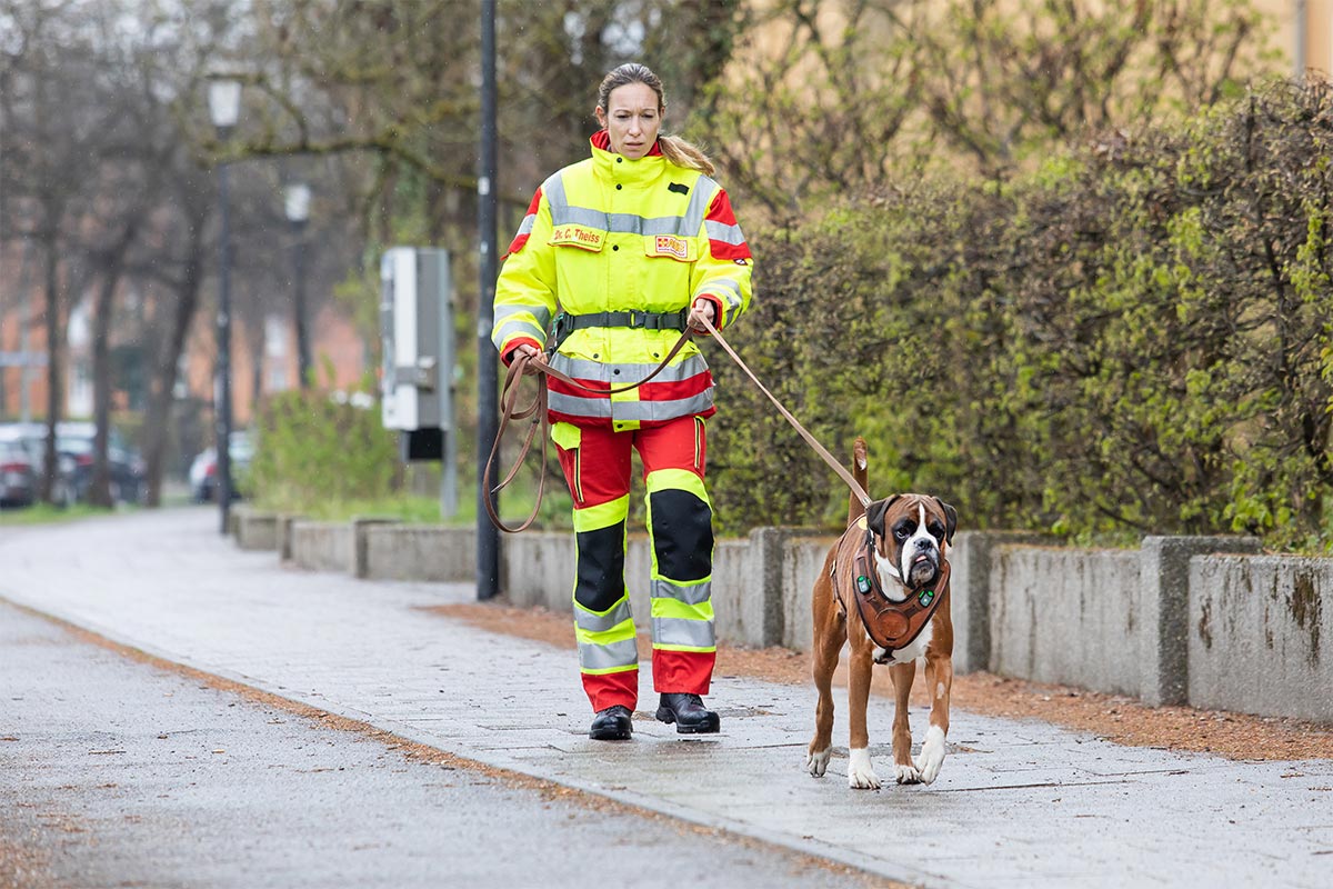 Christine Theiss und ihr Hund Hermes auf Spurensuche in Münchens Straßen