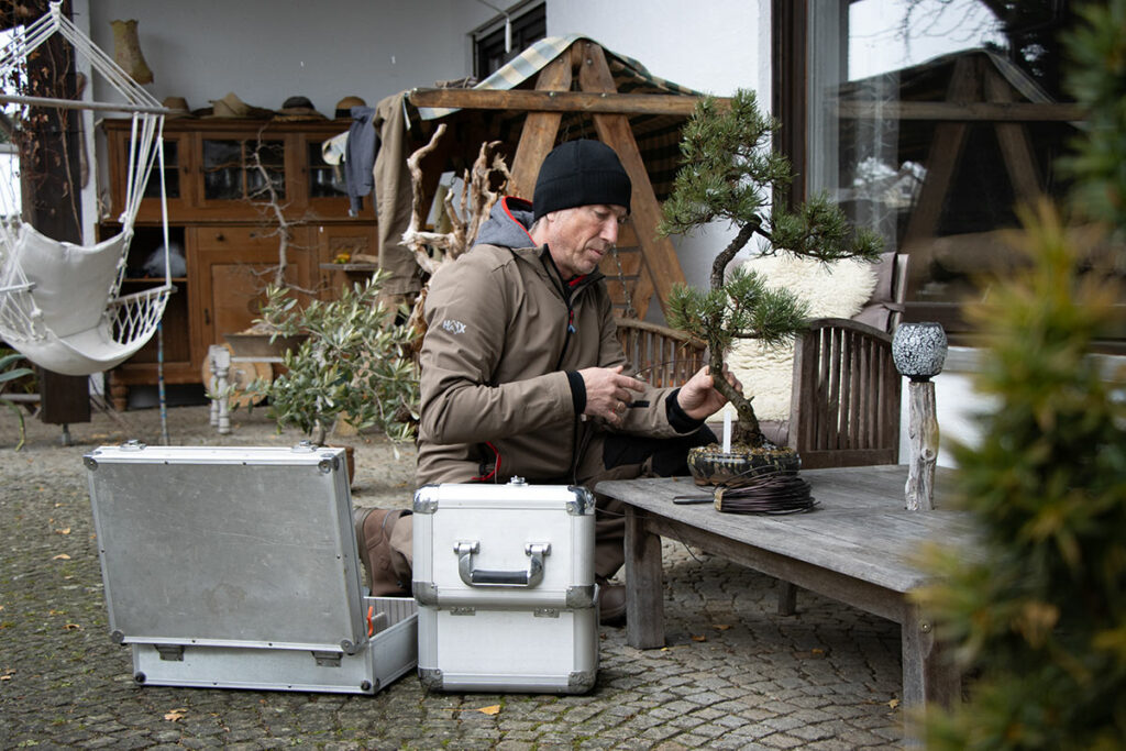 Johannes Fischer beim Drahten einer seiner Bonsai-Bäume