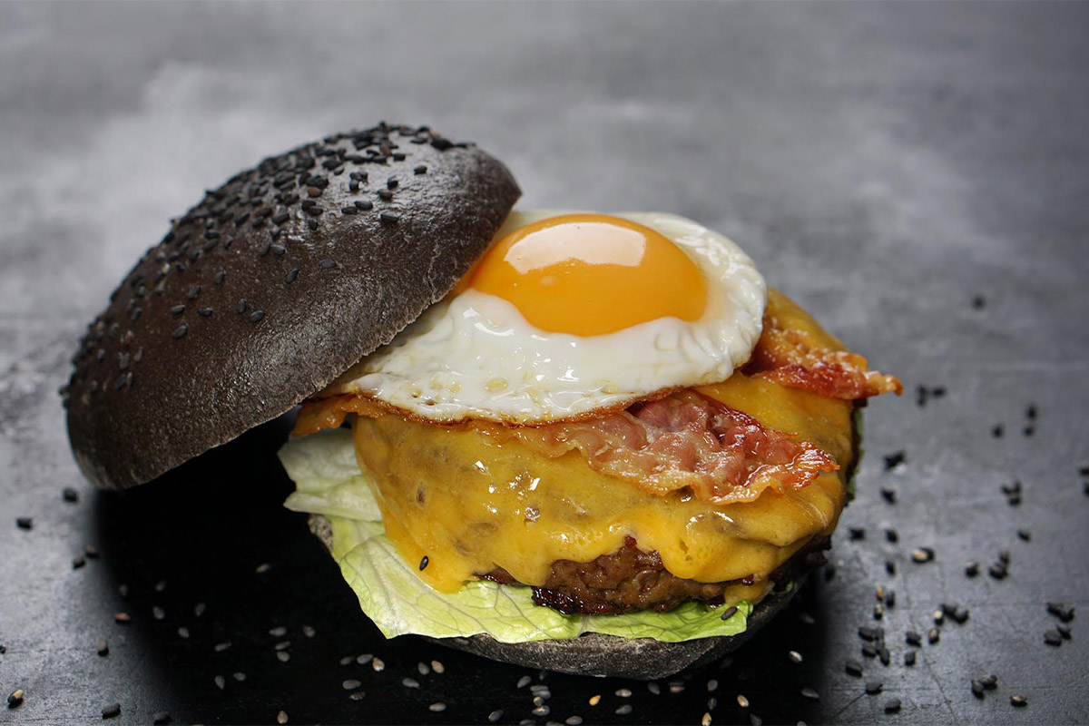 Werners wilder Burger mit schwarzem Sepia Bun
