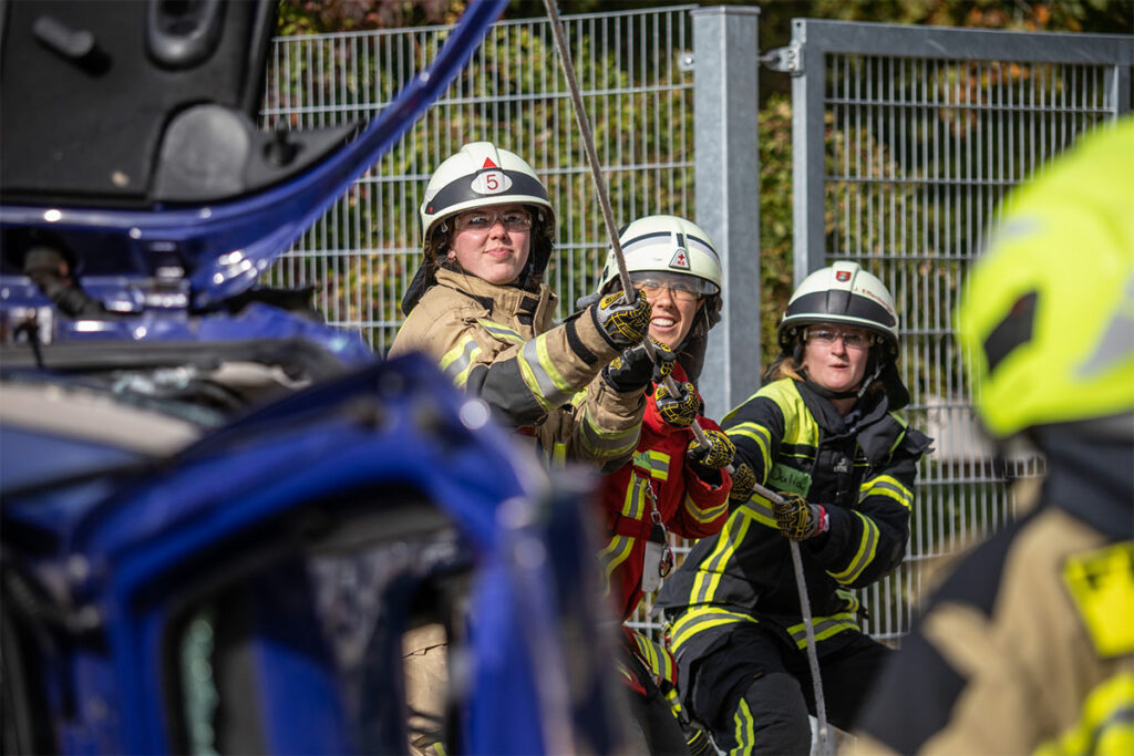 Drei Teilnehmerinnen des THL-Trainings ziehen gemeinsam an einem Strang