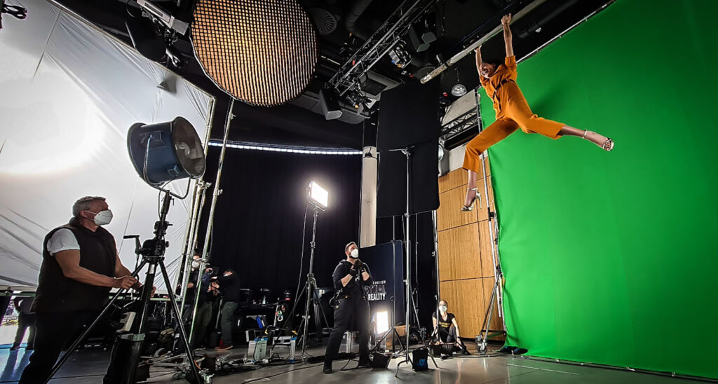 Das Model hängt an einer Stange von der Decke