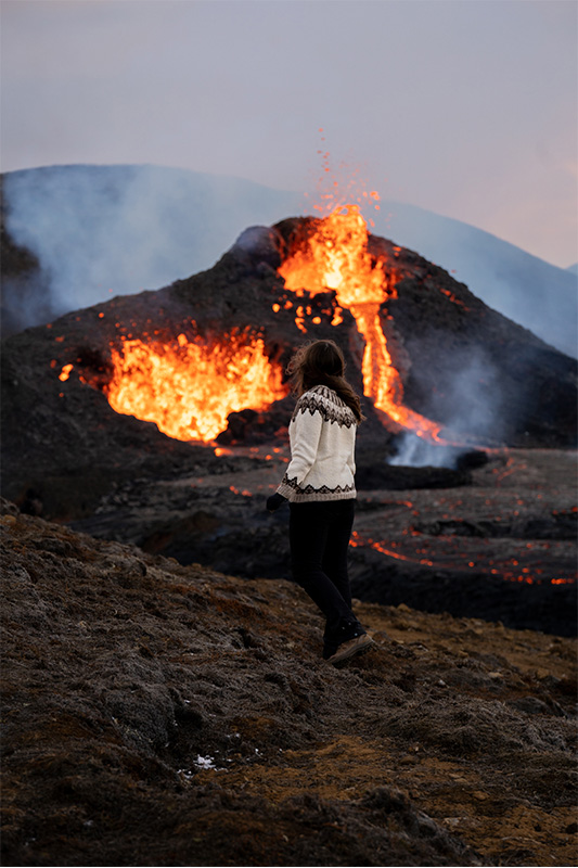 Annika steht vor dem Vulkan