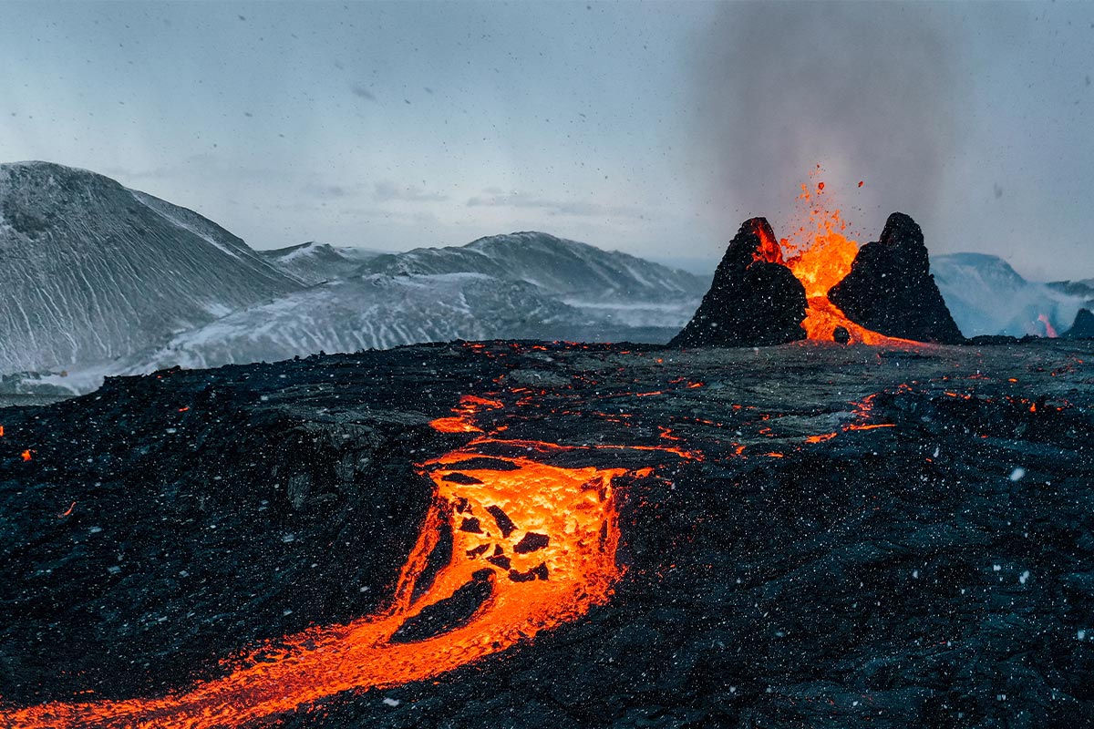 die feurige Lava schießt aus dem Vulkan