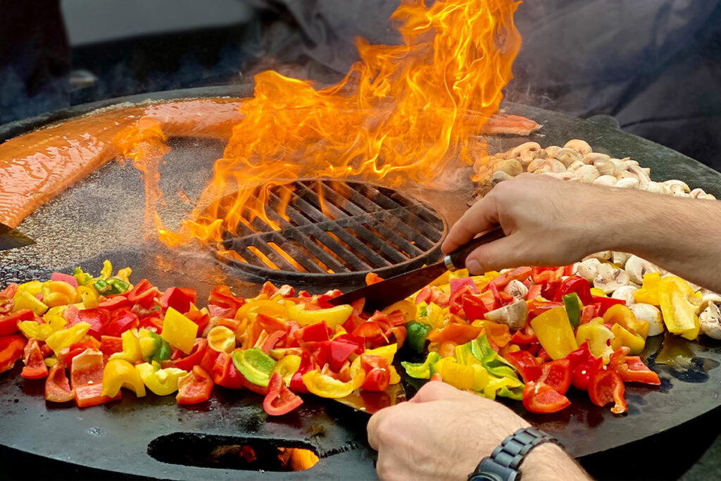 Der Grill von Andreas Maier ist reichlich mit Gemüse und Lachs eingedeckt