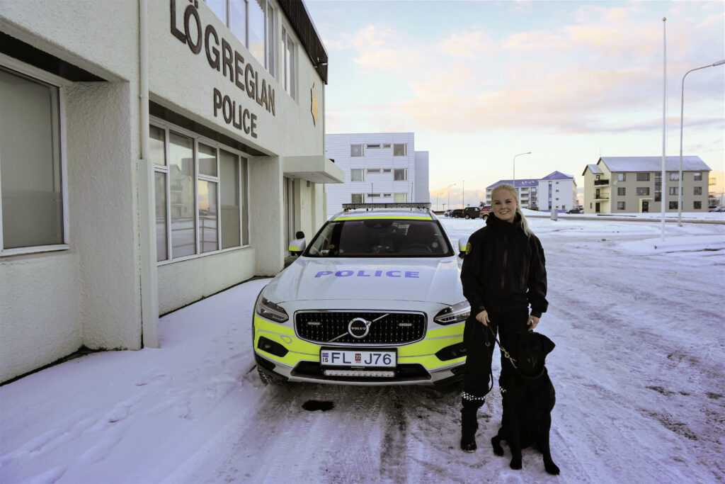 Polizistin Heidrun zusammen mit ihrem Diensthund vor dem Einsatzwagen