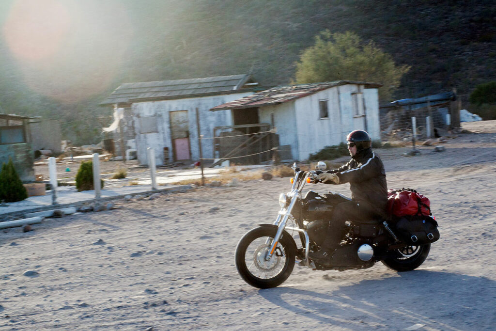 Heico Forster fährt auf seinem Motorrad