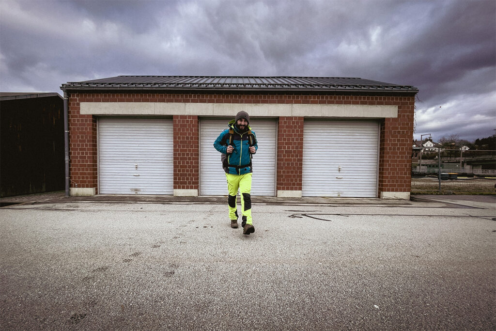 Daniel marschiert auf die Kamera zu