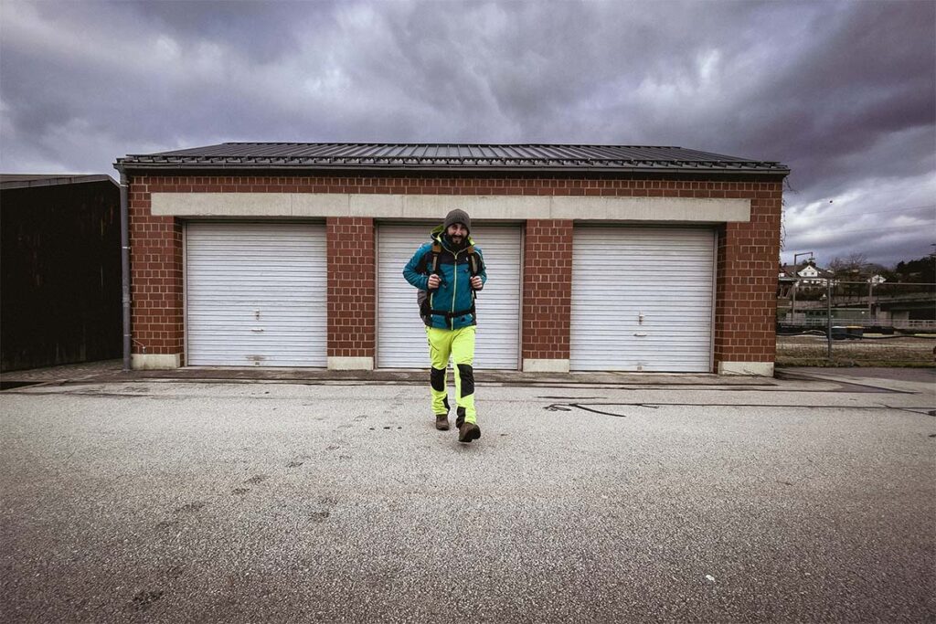 Daniel marschiert auf die Kamera zu