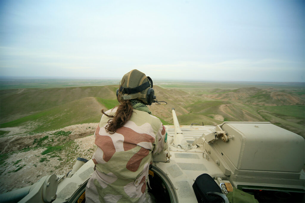 May als Soldatin im Panzer