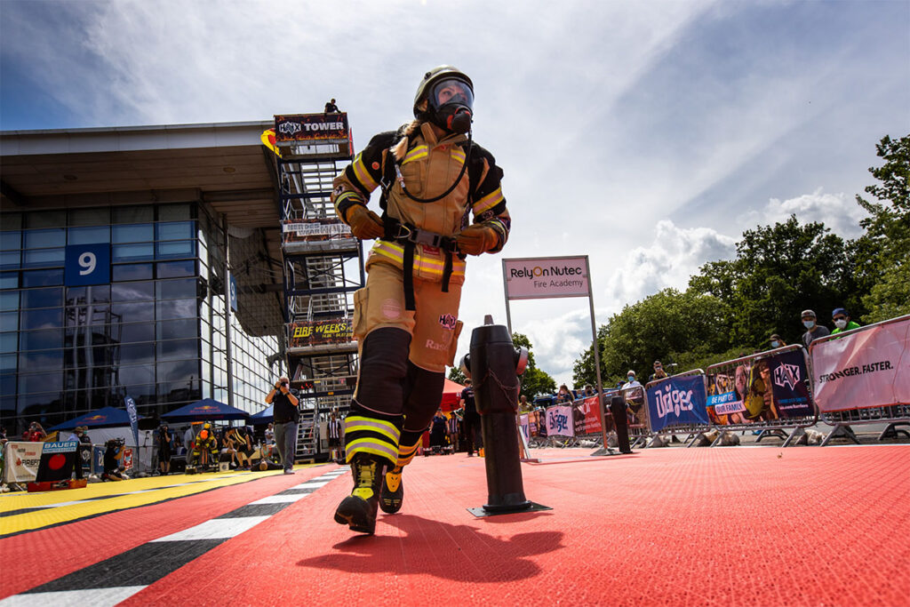Feuerwehrfrau Meghann läuft auf dem FireFit Parcours