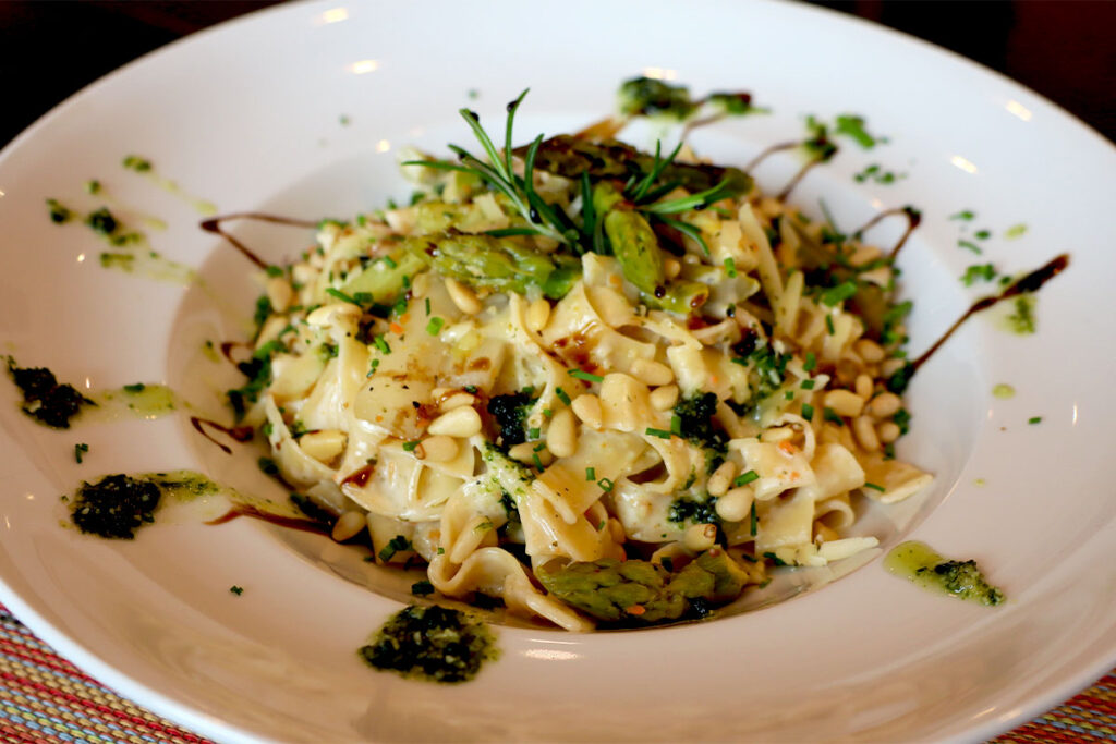 Gebratener Spargel auf Bandnudeln in Weißweinsauce