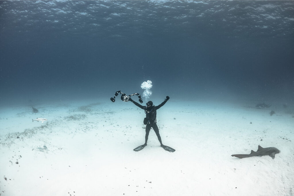 Robert Marc Lehmann steht in Taucherausrüstung auf dem Meeresgrund