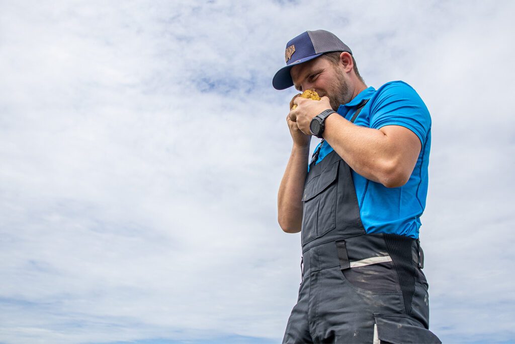 Lukas riecht an einer frisch geernteten Kartoffel