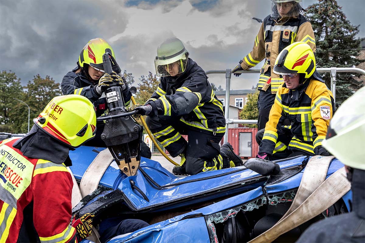 Feuerwehrfrauen schneiden ein Unfallfahrzeug auf | Female firefighters cut open a vehicle during rescue training