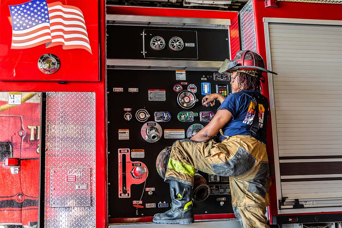 Eine US-Feuerwehrfrau am Truck